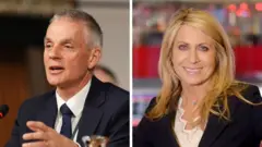 左にスーツ姿でマイクを前に話をするデイヴィー会長の写真、右にスーツ姿で笑顔で正面を向くターネス氏の写真が並んでいる