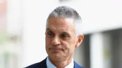 Tim Davie, um homem branco com cabelos grisalhos