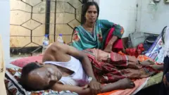 হাসপাতালের বিছানায় আহত সাহাদত হোসেন