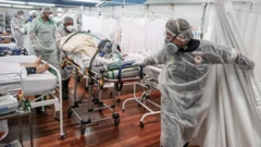 Enfermeiros cuidando de pacientes em hospital