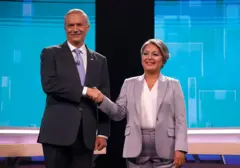 Kast e Jara apertam as mãos antes de um debate entre eles, que antecedeu o segundo turno das eleições presidenciais chilenas, em 14 de dezembro.