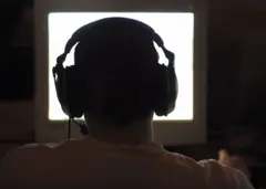 Jogador de videogame em frente a uma tela