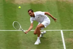 Daniil Medvedev jogando tênis