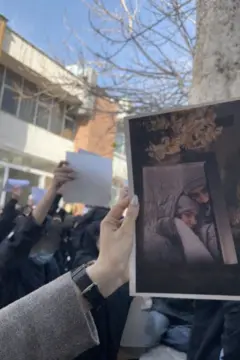 شعار معترضان در دانشگاه الزهرا: «فرح فرح اسمشه، الزهرا بی ارزشه»