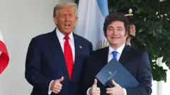 Donald Trump recibió al presidente argentino Javier Milei en la Casa Blanca tras finalizar un acuerdo de intercambio de divisas por US$20.000 millones para estabilizar la economía argentina, el 14 de octubre de 2025.
