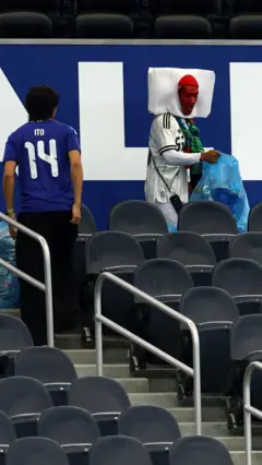 美國德州阿靈頓達拉斯球場日本球迷在世界盃F組荷蘭對日本賽事後在看台收拾垃圾（14/6/2026）