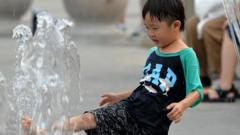 Ребенок плещется в фонтане