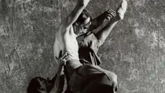 Марк під час танцю