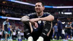 Lionel Messi frente a aficionados argentinos tras clasificar a la final el pasado 15 de julio.