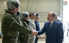 الرئيس المصري عبد الفتاح السيسي أثناء تفقد أفراد القوات المصرية بالإمارات.