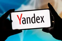 Rusya’nın önde gelen teknoloji şirketi olan Yandex’in çatı şirketi, şirketin Rusya’daki operasyonlarını 5,2 milyar dolara satmaya karar verdi. Bu, Rusya’nın Ukrayna’yı 2022 yılında işgal etmesinin ardından ülkede gerçekleşen en büyük kurumsal satış oldu.18 ay süren müzakerelerin ardından, Yandex’in sahibi olan ve genel merkezi Hollanda’da olan YNV adlı şirket, Rusya’daki operasyonlarını bir grup Yandex yöneticisine ve Rusya bağlantılı yatırımcılara satmış oldu.