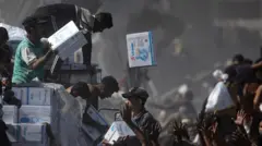 Muškarci sa kamiona bacaju humanitarnu pomoć stanovništvu Gaze