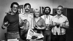 Fotografiaroleta generatorpreto e branco dos fotógrafos do jornal italiano L'Ora