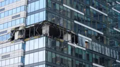 Fachada danificada de prédio em Moscou por drone