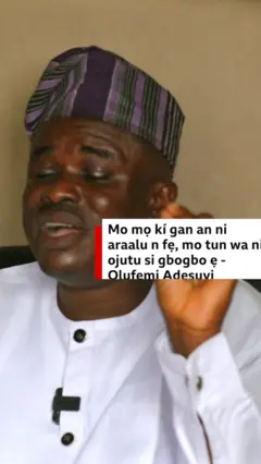 Olufemi Adesuyi, oludije sipo gomina nipinlẹ Osun labẹ asia ẹgbẹ oselu ZLP wọ asọ toketilẹ alawọ funfun, o de fila asọ oke dudu, o na ọwọ soke