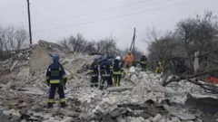 به گفته دفتر رئیس جمهوری اوکراین چهار نفر بر اثر حمله به ساختمان‌های مسکونی در منطقه زاپوریژژیا کشته شدند