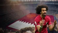 ملاعب قطر أحمد عفيف بقميص المنتخب القطري يحتفل بتسجيل هدف بإشارة ثلاثة أصابع في اليدين - صورة مركبة تظهر صورة مركبة تظهر في الخلفية علم قطر واستاد كرة قدك