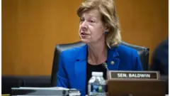 Umukenguzamateka Tammy Baldwin w'umu- Democrat wo muri Wisconsin, ni we ari imbere mu kurwanira iri tegeko rikingira abarongorana basangiye ibitsina 