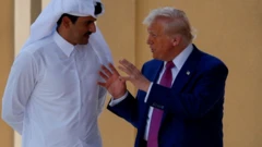 الرئيس الأمريكي ترامب مع أمير قطر تميم بن حمد آل ثاني (مايو/أيار 2025)