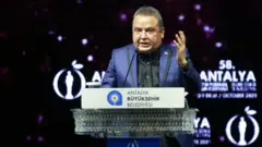 Muhittin Böcek kürsüde konuşuyor. 