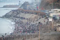 عشرات المهاجرين يحاولون عبور الحدود بين سبتة والمغرب في 31 يوليو/تموز عام 2026.