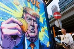 Um outdoor mostrando um desenho de Trump segurando uma criptomoeda