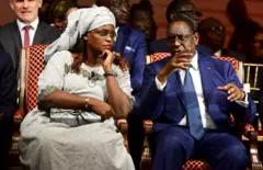 L'ex président sénégalais Macky Sall s'entretient avec son épouse Marieme Faye Sall lors de la cérémonie d'inauguration du premier tronçon du train express régional de Dakar, le 14 janvier 2019 à Dakar. 