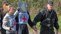 Представители Красного Креста во время обмена военнопленными после войны в Карабахе 2020 года