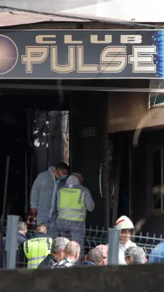 policija vrsi uvidjaj ispred diskoteke puls gde je u pozaru stradalo 63 ljudi