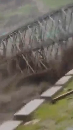 அடித்துச் செல்லப்படும் பாலம் 