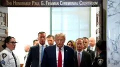 Donald Trump sai durante um intervalo do julgamento sobre fraude civil contra a Organização Trump, na Suprema Corte do Estado de Nova York