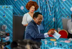 Paul Biya arimo gutora ku cyumweru i Yaoundé iruhande rwe hari umugore we Chantal
