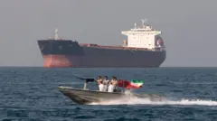 Soldados de la Marina iraní a bordo de una lancha rápida armada en el golfo Pérsico, cerca del estrecho de Ormuz