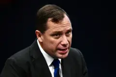 Mauro Cid conversa com seus advogados durante sessão do Supremo Tribunal Federal que julga a participação dos acusados na tentativa de golpe de Estado em 10 de junho de 2025