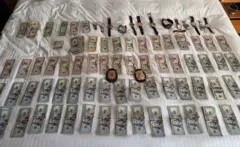 Imagem divulgada pela Polícia Federal mostra cédulas de dólar apreendidas em nova fase da Operação Compliance Zero