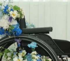 Cadeira de rodas decorada com flores