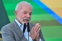 Lula gesticulando enquanto discursa