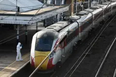 El tren LNER y un investigador a su lado.