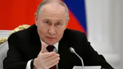 Tổng thống Nga Vladimir Putin tham dự cuộc họp với những người tham dự Đại hội các nhà khoa học trẻ lần thứ 5 tại Điện Kremlin ở Moscow, Nga, ngày 28/11/2025