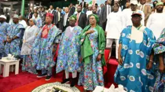 Foto Onyeisiala Tinubu, nwunye ya bụ Remi Tinubu, osote Onyeisiala bụ Kashim Shettima na nwunye, Godswill Akpabio bụ onyeisi ụlọomeiwu Sineti Naịjirịa nakwa ọtụtụ ndịisi ọchịchị sonyere n'ọgbakọ ahụ e mere n'ogige Eagle Square dị n'Abuja.