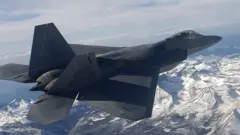 Canada yavuze ko indege y'intambara ya Amerika ya F-22, iboneka hano ku  ifoto yo mu bubiko, yarasheicyo kintu 