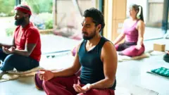 ध्यान गर्दै मानिसहरू