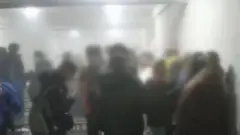 заблюрені фігури підлітків у задимленому приміщенні школи