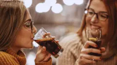 женщины пьют кока-колу