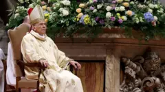 ترأس الكاردينال جيوفاني باتيستا ري، ممثل البابا فرنسيس، قداس ليلة عيد الفصح في كنيسة القديس بطرس بتاريخ 19 أبريل/ نيسان في مدينة الفاتيكان.