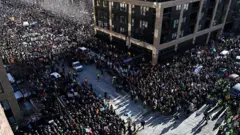 grupos de manifestantes en mineápolis