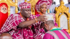 Alaafin tilu Oyo, Ọba Abimbola Akeem Owoade ati Olori rẹ, Abiwunmi, wọ asọ oke Alaari toke tilẹ, Ọmọ aarẹ, Seyi Tinubu kunlẹ siwaju wọn, ti Alaafin si n gbe ade Ọkanlọmọ tilẹ Yoruba le lori
