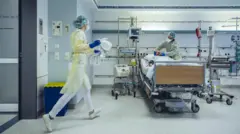 Enfermeiros cuidando de paciente em hospital