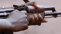 መሣሪያ የያዘ እጅ