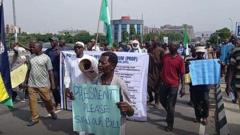 Àwọn ọlọ́pàá tó ti fẹ̀yìn tì lẹ́nu iṣẹ́ ṣèwọ́de l'Abuja lórí owó ìfẹ̀yìntì sísan, gbégi dínà ilé-iṣẹ́ Ààrẹ